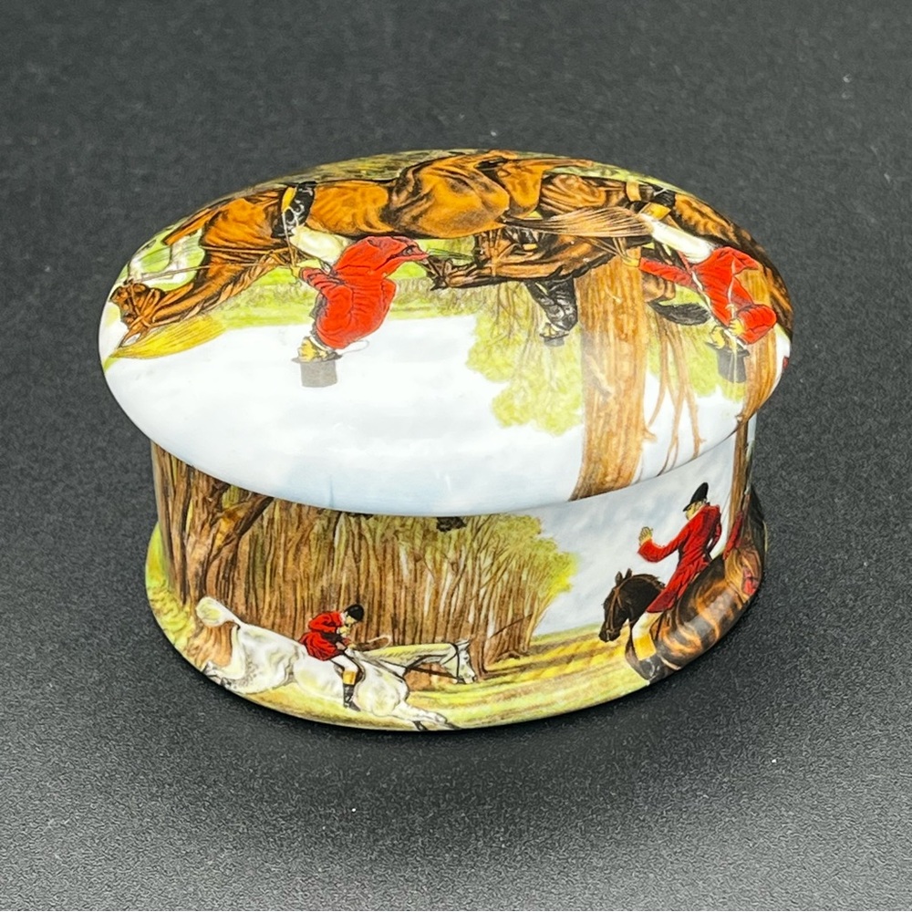 Vintage Newhall Staffordshire bone china trinket box featuring a hunting scene. - Picture 5 of 13